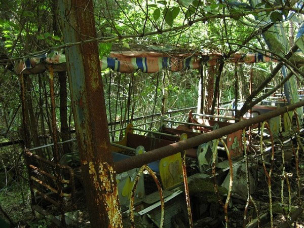廃墟の遊園地の魅力的な写真