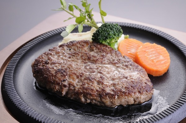 すぐにでも食べたくなるおいしいハンバーグの写真