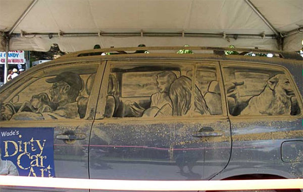 ホコリまみれな車に描いた落書きが半端なくスゴい写真