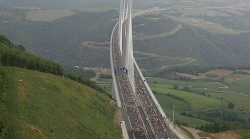世界一高い橋フランスの「ミヨー橋」がカッコいい写真