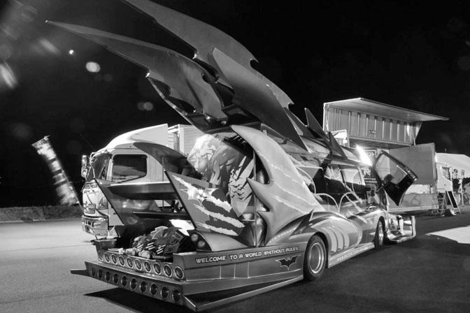 日本の痛車こと痛VANが外国人に大人気の写真