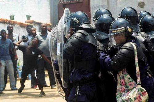 世界の「警察官という仕事」が分かる写真