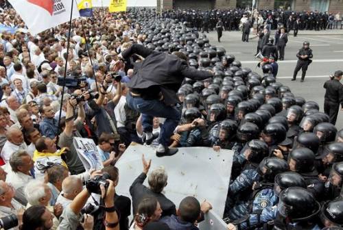 世界の「警察官という仕事」が分かる写真
