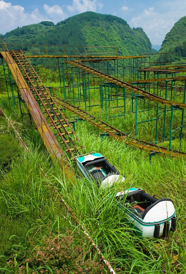 廃墟の遊園地の魅力的な写真