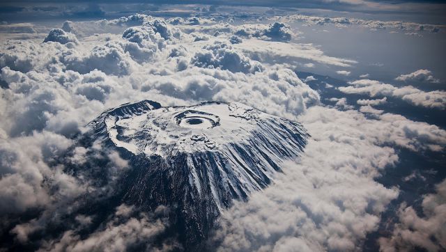 飛行機の窓側隻から見た美しい写真