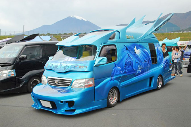 日本の痛車こと痛VANが外国人に大人気の写真