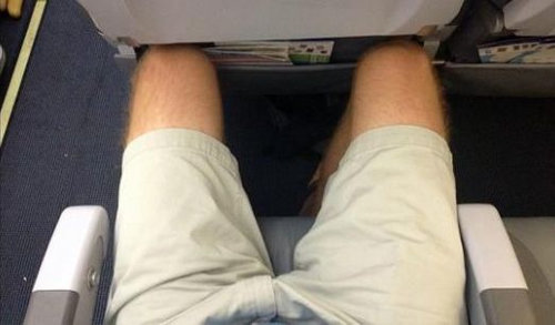 背が高い事で苦労している人の写真