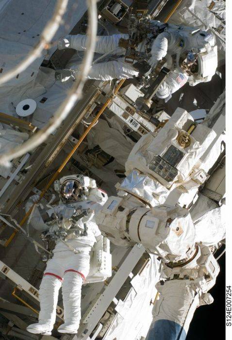 ロマンの宇宙とスペースシャトルの写真