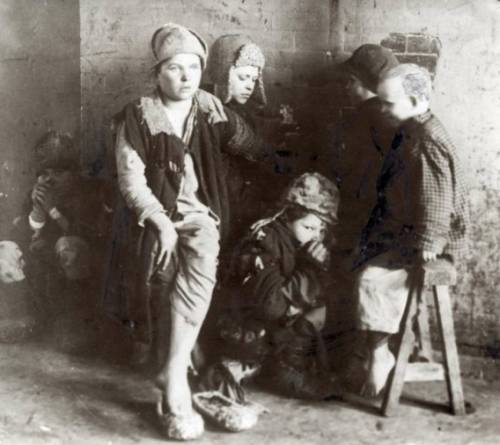 ロシアで1921年頃に撮影された貧しい人々