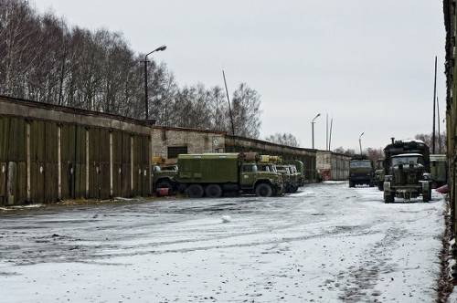 ロシアの森に放置された軍用車両の写真