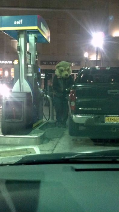 アメリカのガソリンスタンドで目撃された奇妙な写真