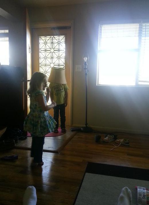 隠れたつもりが可愛すぎる！頭隠して尻隠れてない、子供たちの隠れんぼ写真