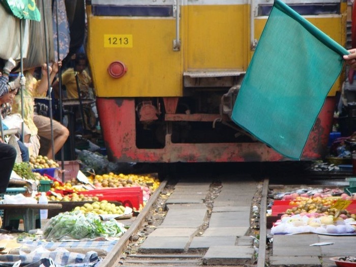 タイの「危険すぎる」と言われる鉄道市場