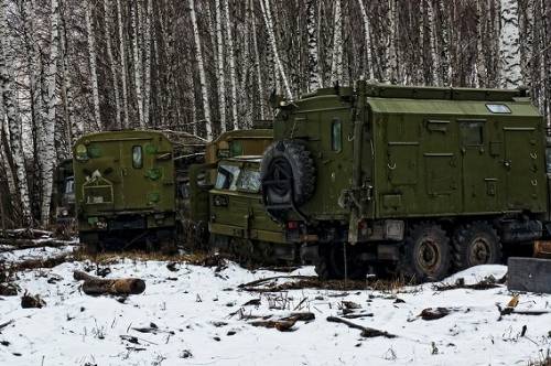 ロシアの森に放置された軍用車両の写真