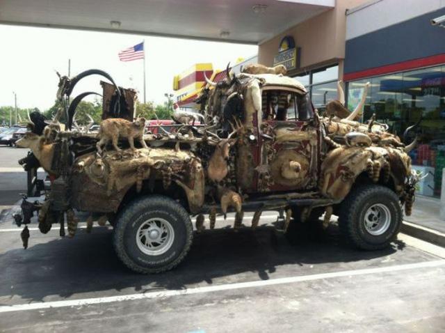 アメリカのガソリンスタンドで目撃された奇妙な写真