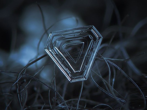 シンプルなDIYカメラキットでとらえた驚くべき雪の結晶