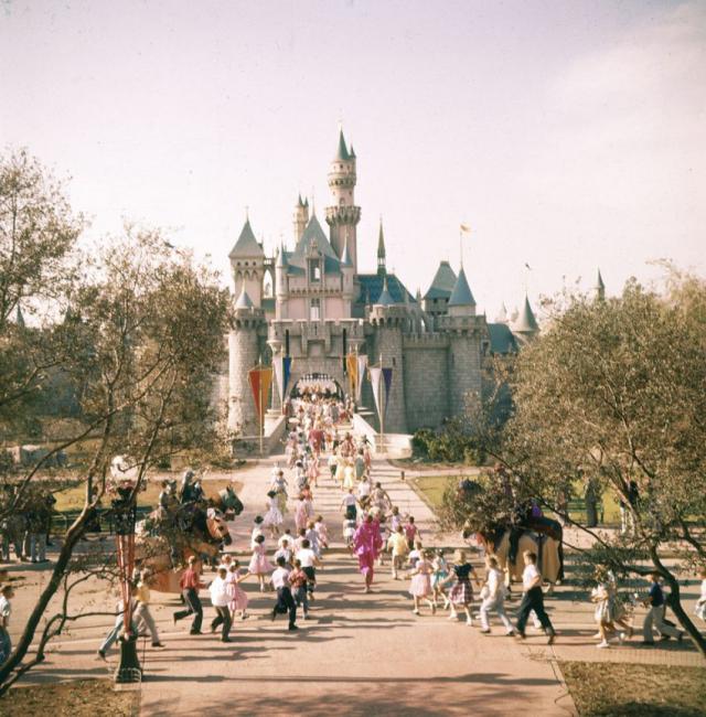 オープン直後のディズニーランドを撮影した写真