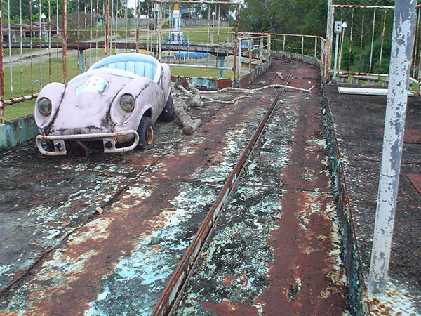 廃墟の遊園地の魅力的な写真