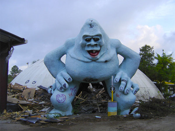 廃墟の遊園地の魅力的な写真