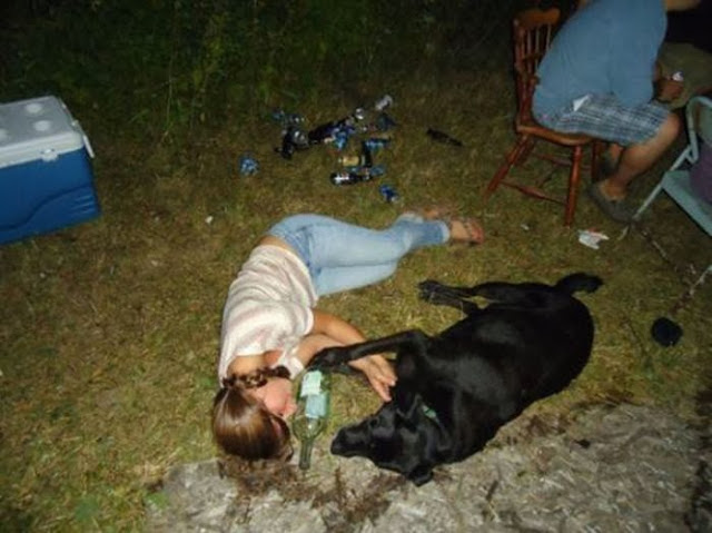 お酒を飲んで、逆にお酒に飲まれた人の無様な写真