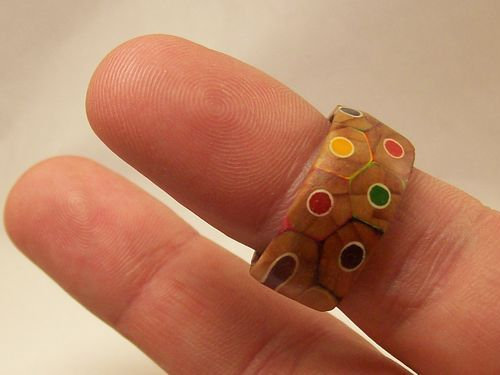 「色鉛筆を加工して指輪を作ってみた」思いもよらないデザインが注目を浴びる