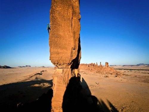 危険を楽しむロッククライマーたちの写真