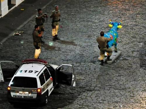 世界の「警察官という仕事」が分かる写真