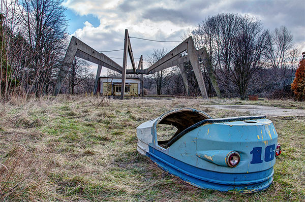 廃墟の遊園地の魅力的な写真