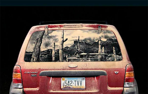 ホコリまみれな車に描いた落書きが半端なくスゴい写真