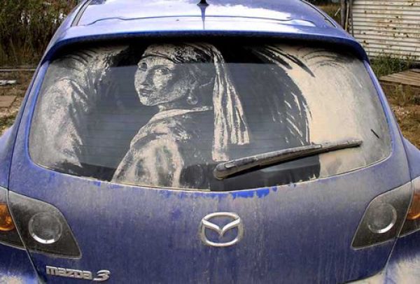 ホコリまみれな車に描いた落書きが半端なくスゴい写真