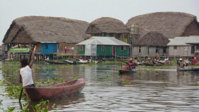 アフリカのヴェニスと言われる湖の上に作られた水上都市のガンビエの写真