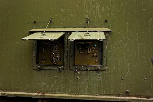 ロシアの森に放置された軍用車両の写真