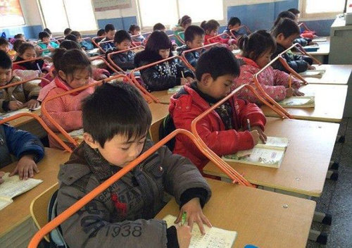 中国人が姿勢が良い理由が凄かった！武漢の小学校の写真