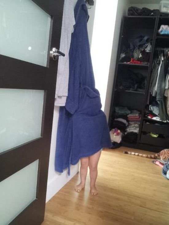 隠れたつもりが可愛すぎる！頭隠して尻隠れてない、子供たちの隠れんぼ写真