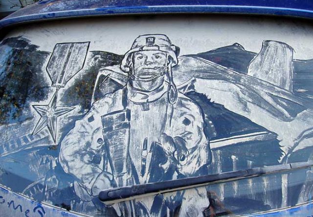 ホコリまみれな車に描いた落書きが半端なくスゴい写真
