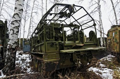ロシアの森に放置された軍用車両の写真