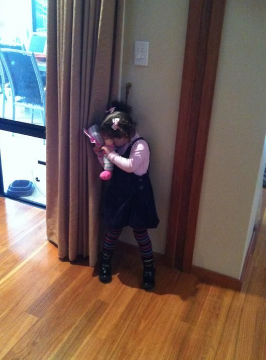 隠れたつもりが可愛すぎる！頭隠して尻隠れてない、子供たちの隠れんぼ写真