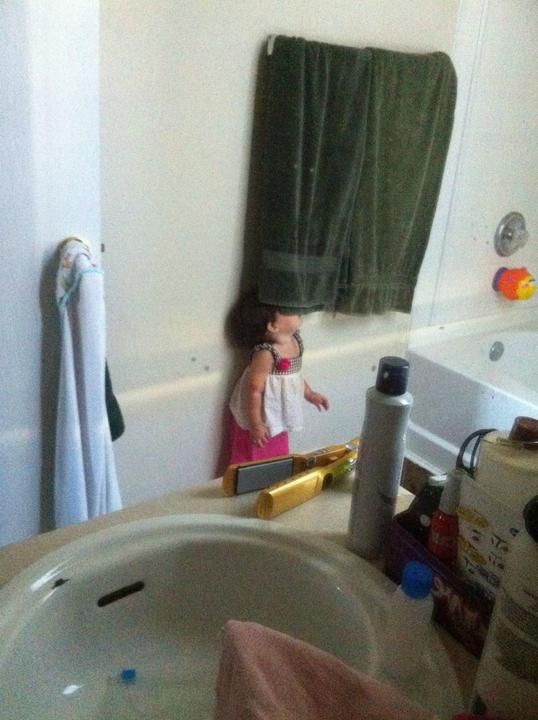 隠れたつもりが可愛すぎる！頭隠して尻隠れてない、子供たちの隠れんぼ写真