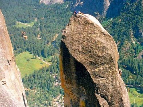 危険を楽しむロッククライマーたちの写真