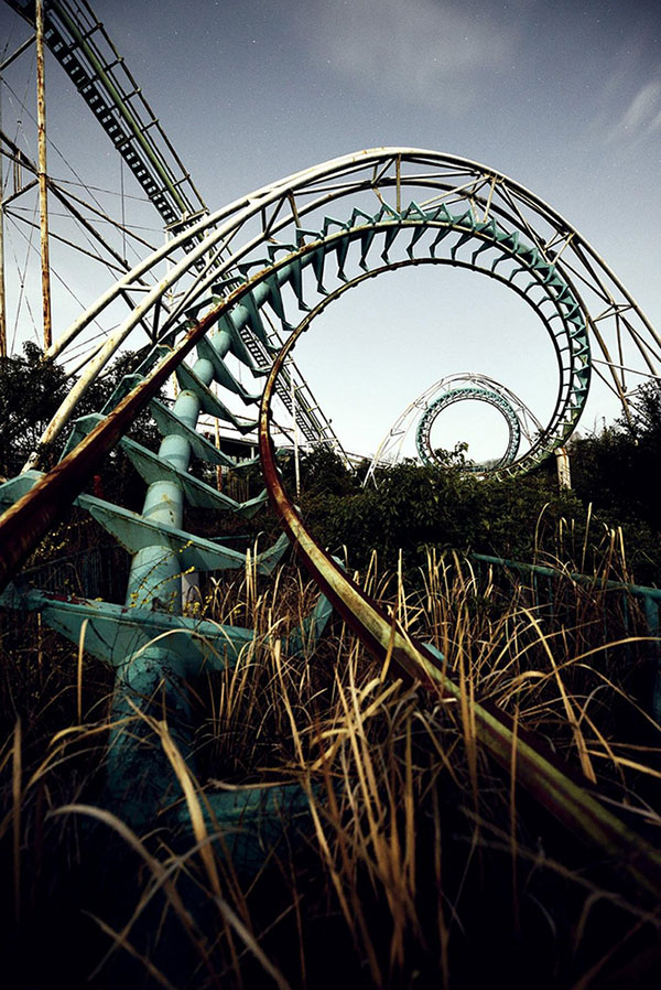 廃墟の遊園地の魅力的な写真