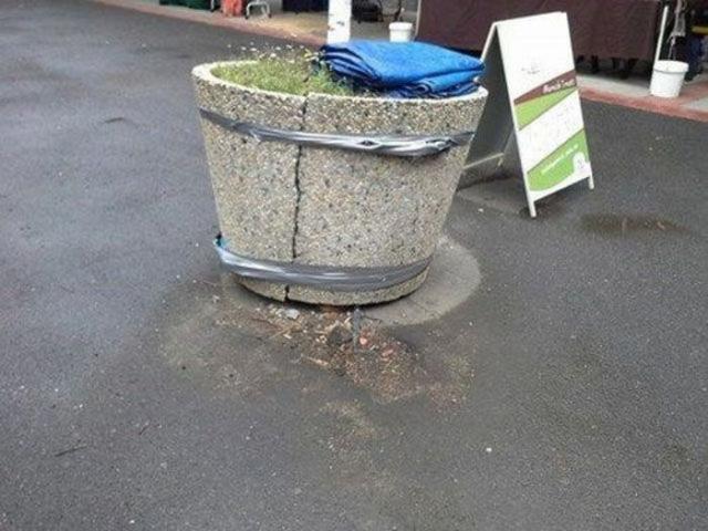 強引すぎて面白い日曜大工の道具を使い回す写真