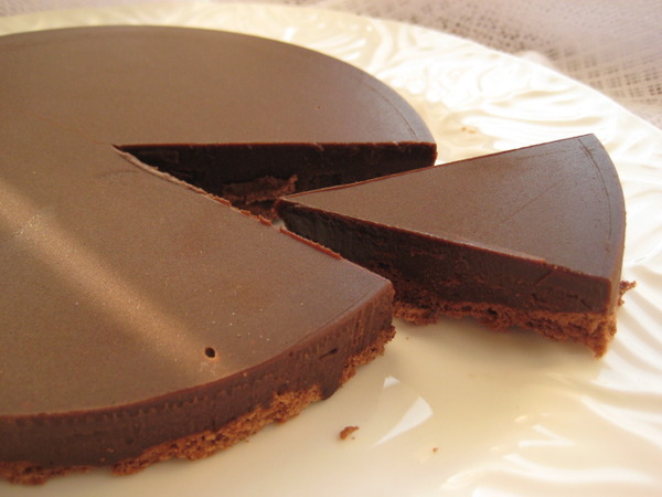 本当に美味しそうなチョコレートケーキの写真