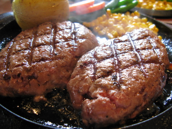 見ているだけで食べたくなる美味しいハンバーグの写真