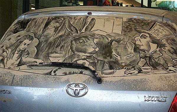 ホコリまみれな車に描いた落書きが半端なくスゴい写真