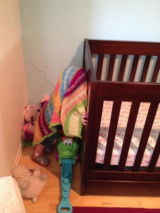 隠れたつもりが可愛すぎる！頭隠して尻隠れてない、子供たちの隠れんぼ写真