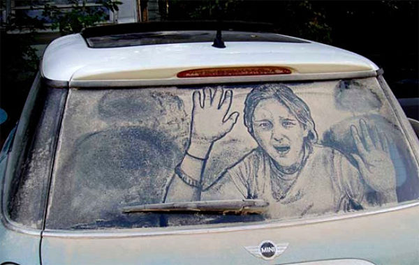 ホコリまみれな車に描いた落書きが半端なくスゴい写真