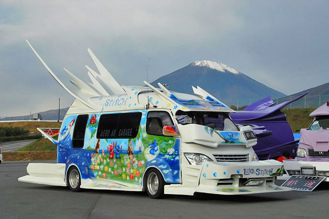 日本の痛車こと痛VANが外国人に大人気の写真