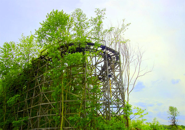 廃墟の遊園地の魅力的な写真