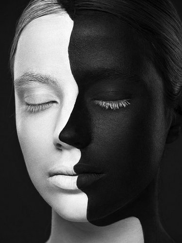 メイクの力で絵画のような顔に変身した化粧アートの写真