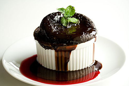 本当に美味しそうなチョコレートケーキの写真